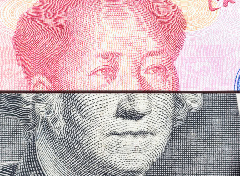 Handelskrieg / Handelsspannungen zwischen den USA und China, Finanzkonzept: Banknoten der USA und Chinas mit den Porträts von Präsident George Washington und Mao Zedong, die den Handelskonflikt zwischen Washington und Peking veranschaulichen